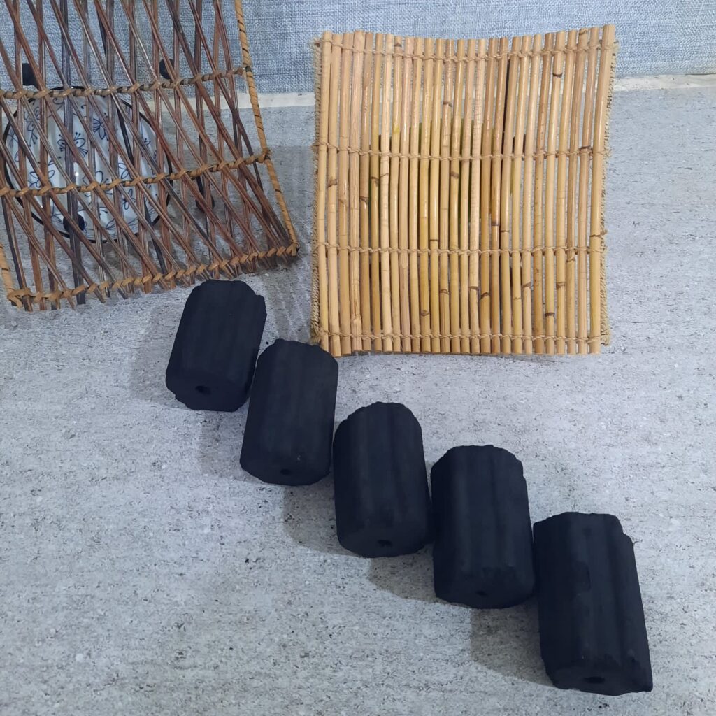 Memasak di Kompor Arang: Briket arang kayu digunakan sebagai bahan bakar utama untuk memasak di daerah-daerah yang sulit mengakses gas atau listrik. Pembakarannya lebih stabil dan panasnya lebih tahan lama dibandingkan kayu bakar atau arang biasa.
BBQ dan Grilling: Briket arang kayu populer untuk keperluan BBQ karena menghasilkan panas yang merata, pembakaran yang bersih, serta sedikit asap. Ini menjadikannya pilihan ideal untuk kegiatan memasak luar ruangan.
Pemanas Ruangan: Di daerah yang dingin atau terpencil, briket arang kayu bisa digunakan dalam perapian rumah tangga sebagai sumber panas yang efisien dan ramah lingkungan.