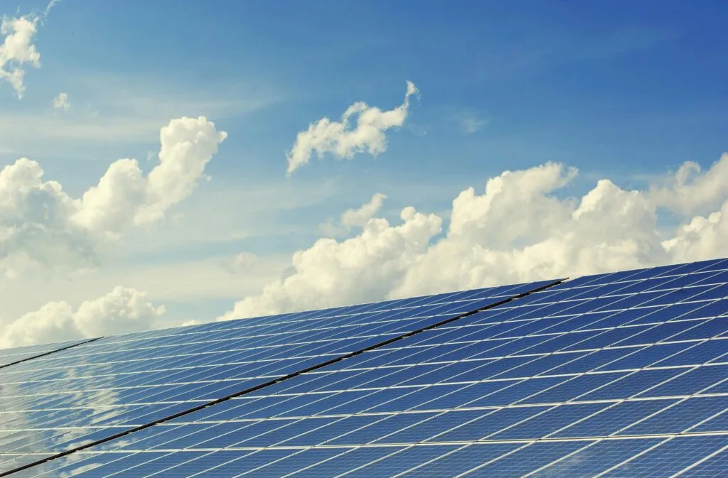 Gambar Panel Surya sebagai Implementasi Energi Terbarukan untuk Masa Depan yang Berkelanjutan