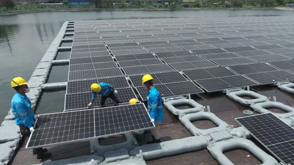 Gambar Kota di Pulau Jawa dengan Potensi Pemanfaatan Panel Surya Terbesar: PLTS Terapung Cirata