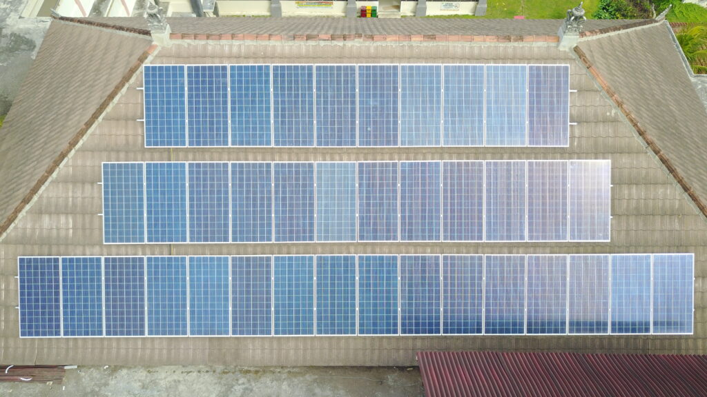 Gambar Panel Surya pada Rumah Sakit Umum Darurat Karang Asem sebagai Solusi Hemat Energi