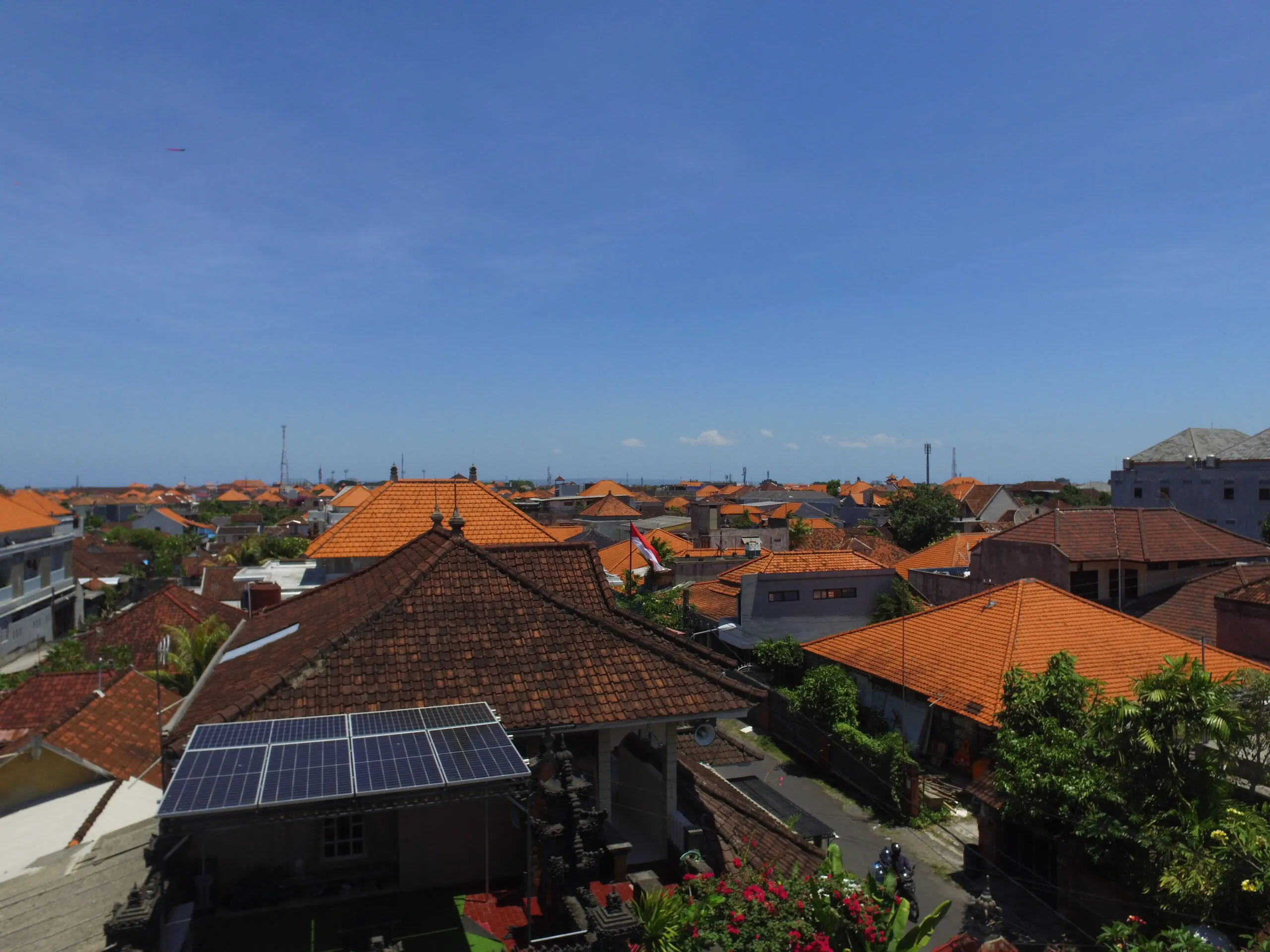 Gambar Rumah yang Menggunakan Panel Surya sebagai Solusi Hemat Energi untuk Masa Depan