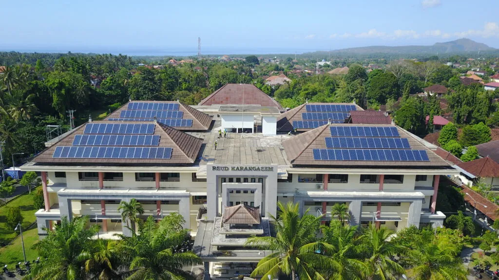 Gambar Panel Surya pada Rumah Sakit Umum Darurat Karang Asem sebagai Solusi Hemat Energi
