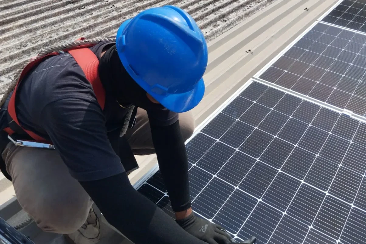 Gambar Pemasangan Panel Surya di Atap kantor Blue Bird untuk Perkotaan Berkelanjutan