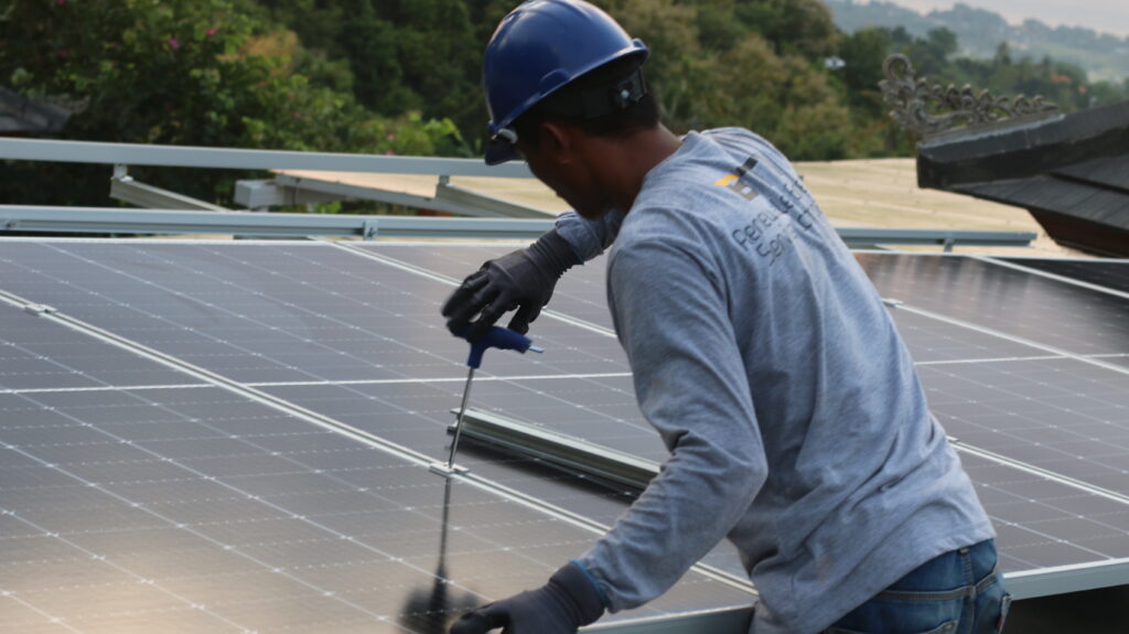 Pemasangan Panel Surya di Villa Lovina, Bali