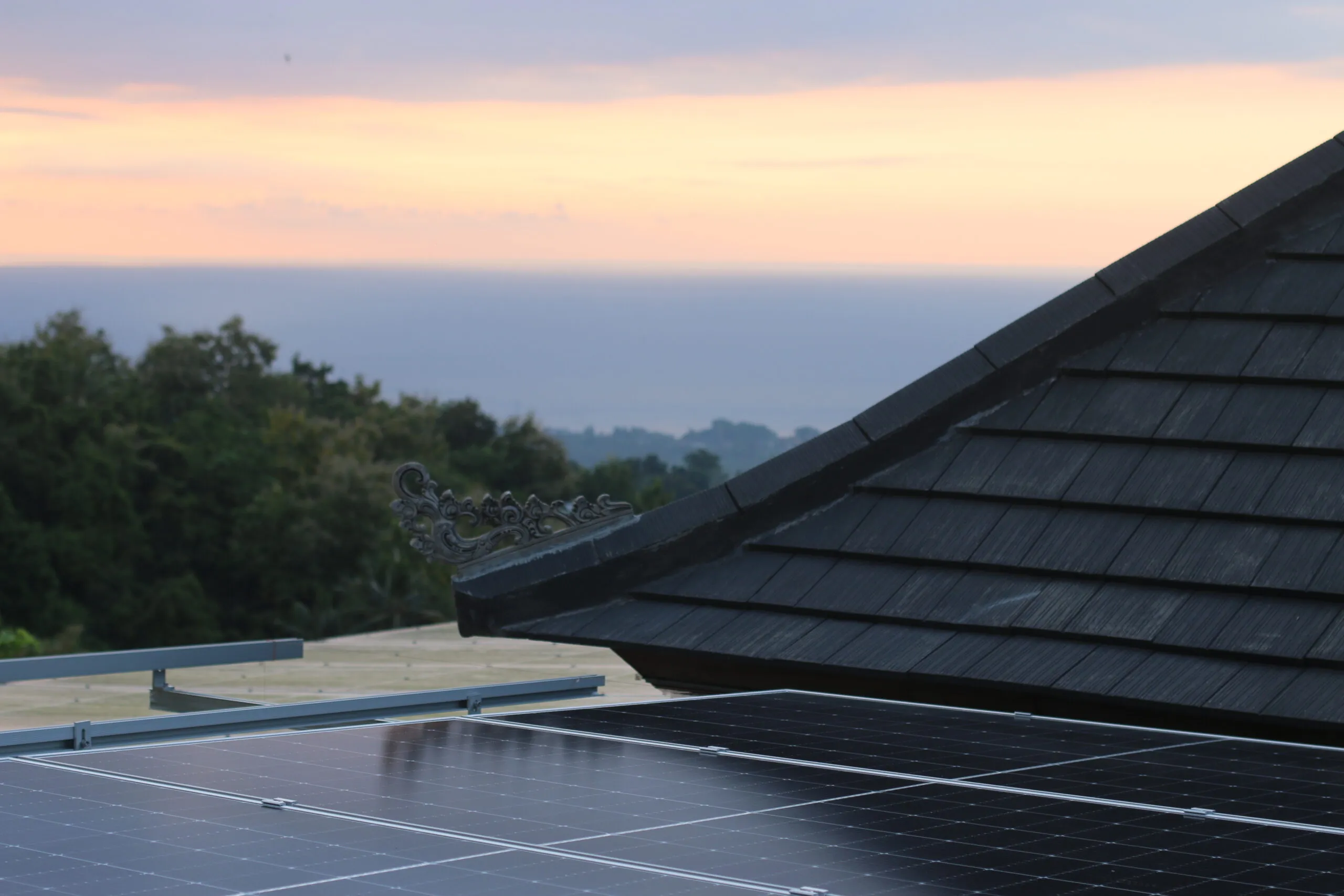 Gambar Panel Surya di Villa Lovina, Bali