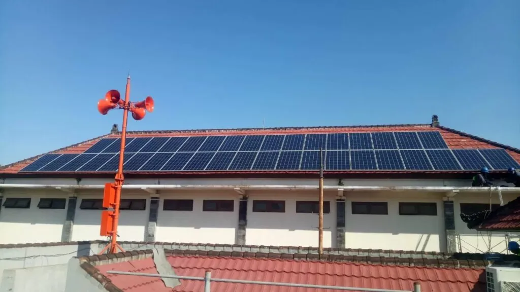 Gambar Panel Surya di BPBD Pusdalops, Bali