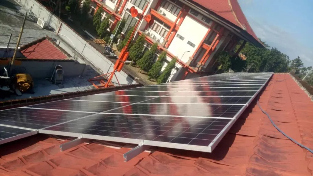 Gambar Pemasangan Panel Surya di BPBD Pusdalops, Bali