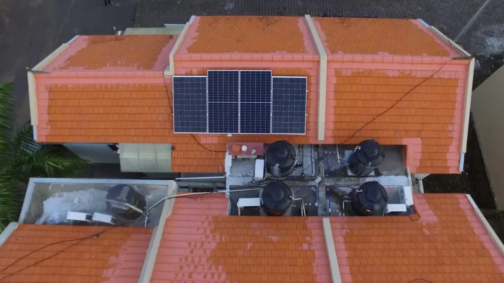 Gambar Panel Surya di Jimbaran, Bali, sebagai Solusi Hemat Energi
