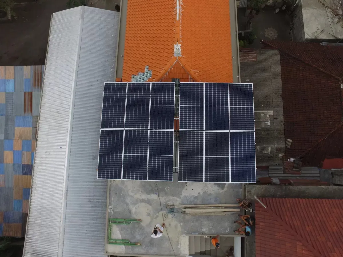 Gambar Panel Surya di Residential Pejeng Gianyar, Bali, sebagai Solusi Hemat Energi