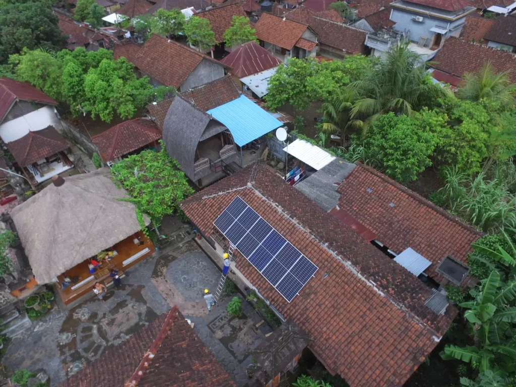 Gambar Panel Surya di Residential Satria Klungkung, Bali, sebagai Solusi Hemat Energi