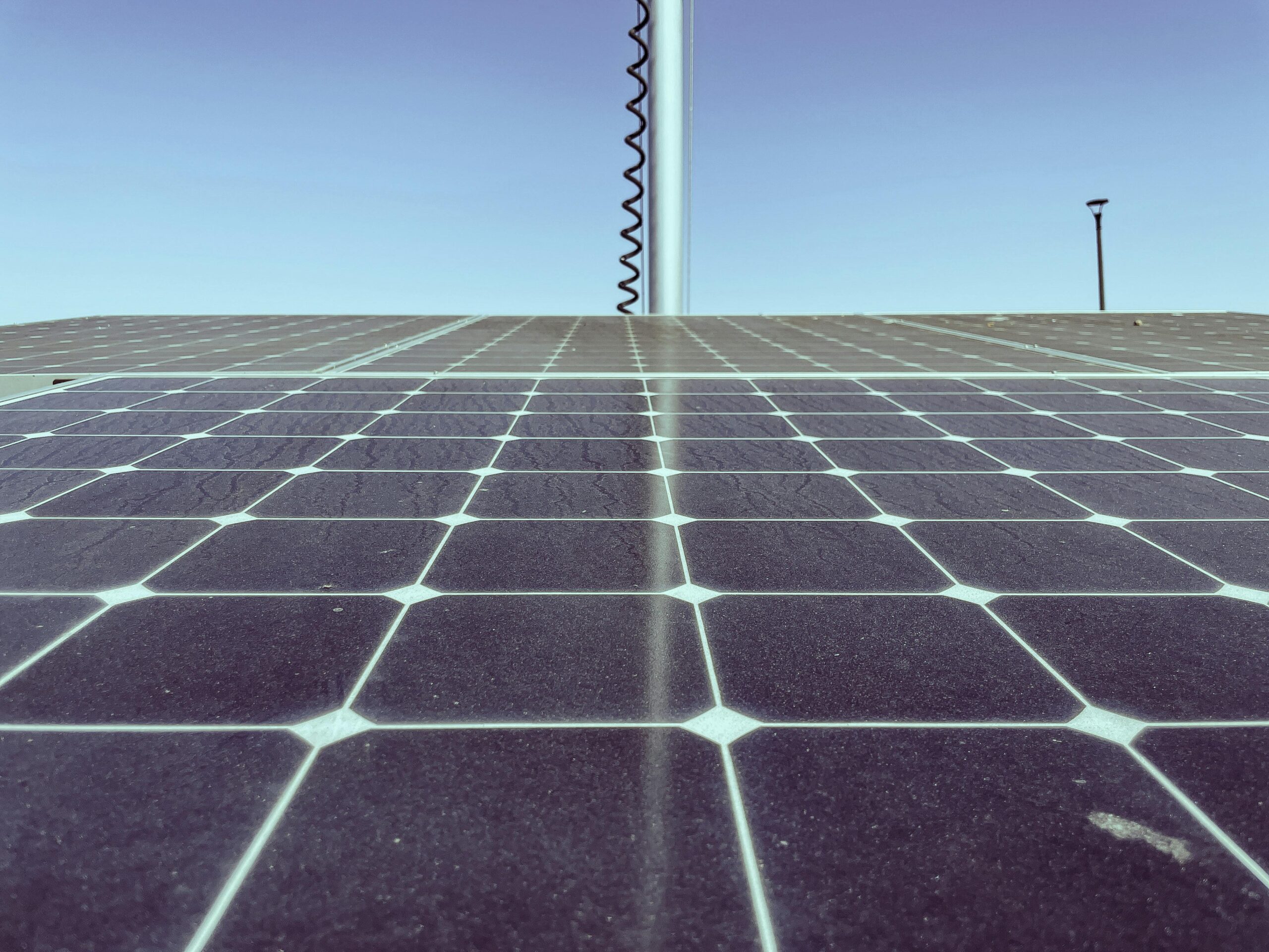 Lebih Baik PLTS On-Grid atau PLTS Off-Grid? Solusi PLTS Paling Cocok untuk Kamu