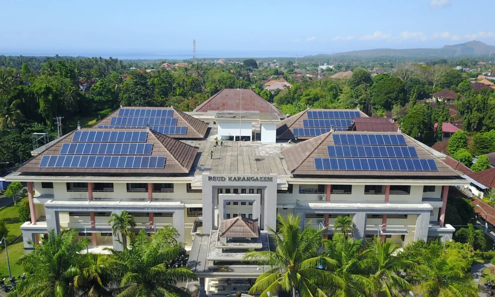 Gambar Panel Surya pada Rumah Sakit Umum Darurat Karang Asem sebagai Solusi Hemat Energi