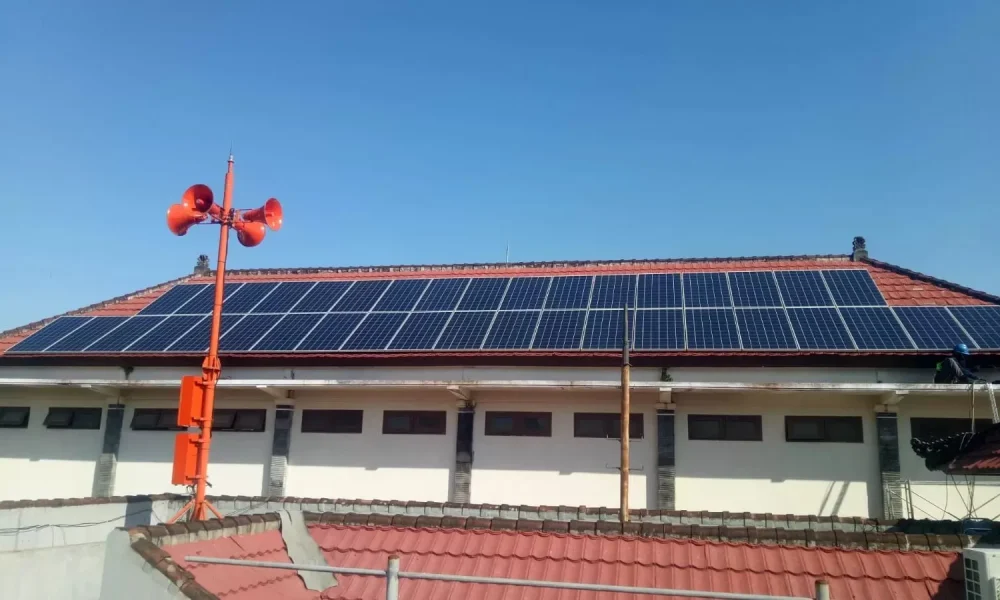 Gambar Panel Surya di BPBD Pusdalops, Bali
