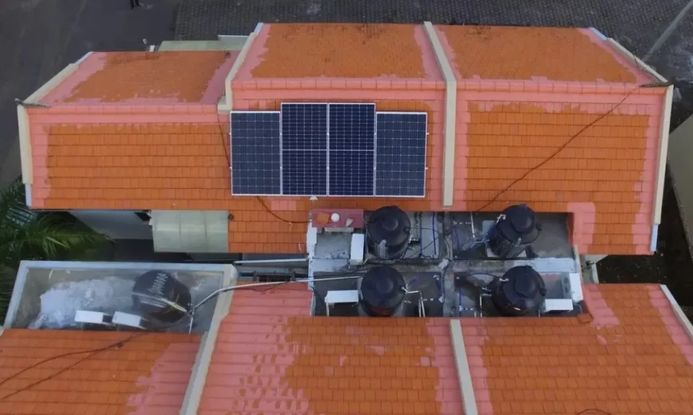 Gambar Panel Surya di Jimbaran, Bali, sebagai Solusi Hemat Energi